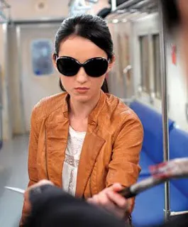 Julie Estelle sebagai Alicia 'Hammer Girl' | Foto: @THERAIDMOVIE