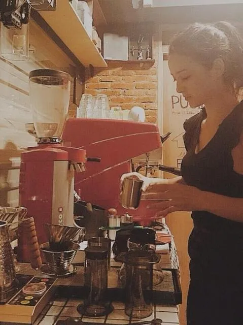 Julie Estelle jadi Barista cantik / © Twitter
