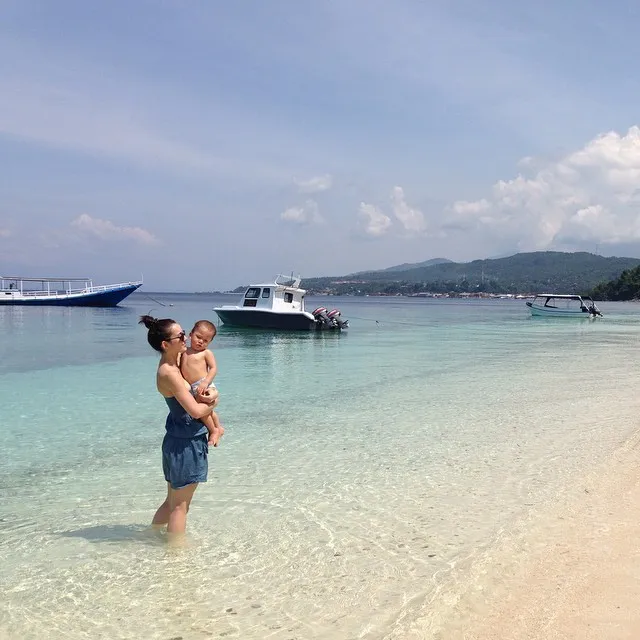 Julie dan Jacob, 'mesra' di pantai / © Instagram
