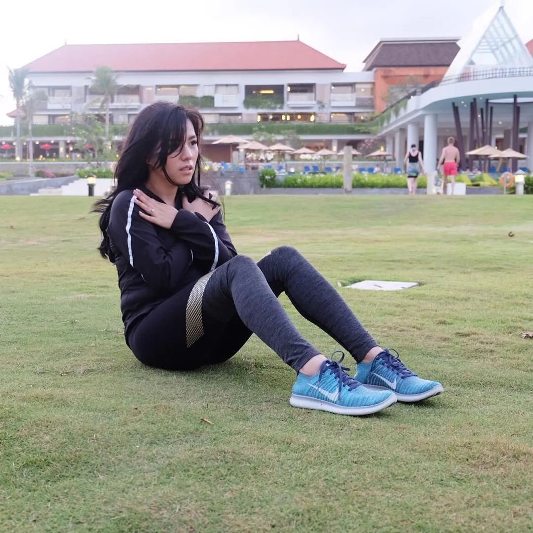 Julie selalu stay fit! © Instagram/Julie Taslim