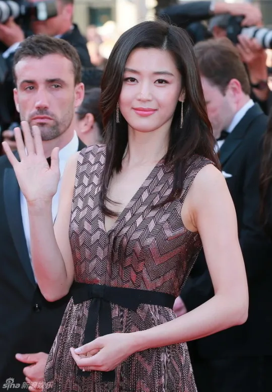 Jun Ji Hyun saat di red carpet Cannes. Elegasn dan selalu mempesona © Sina