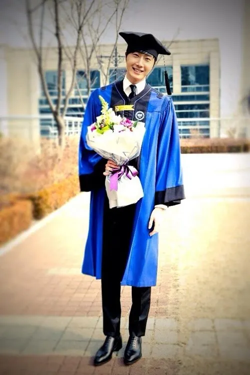 Jung Il Woo saat menghadiri upacara wisuda di Universitas Hanyang @soompi.com