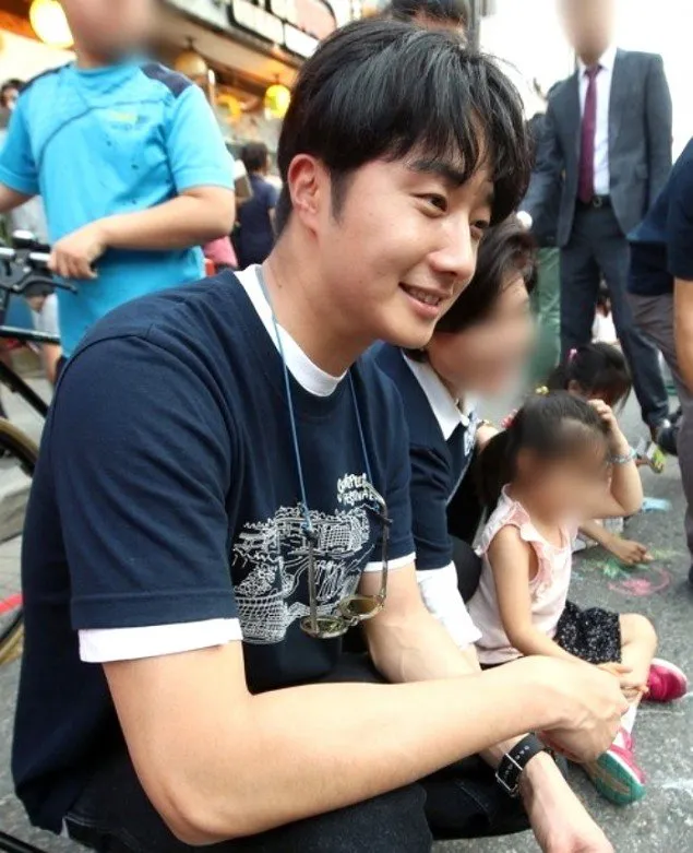 Tetap ganteng dan penuh senyum © allkpop.com