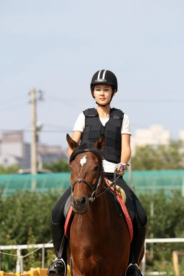 Jung In Ah juga belajar berkuda. ©househorse.co.kr