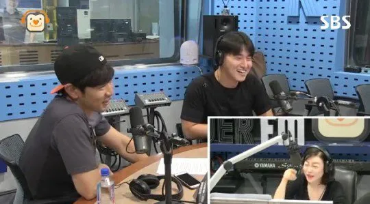 Oh Dae Hwan saat dapat sms dari Jung Kyung Ho © allkpop.com