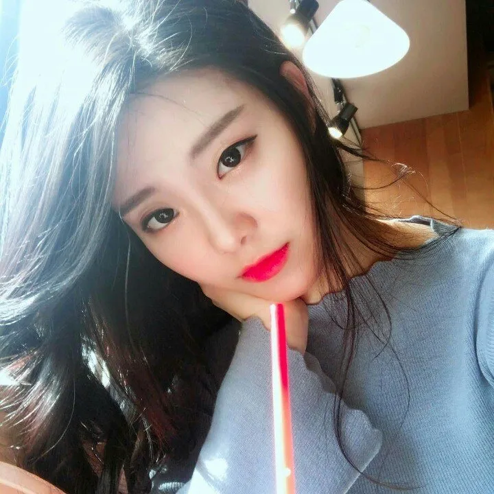 Meski membuat video makan besar, Jung Sora masih tetap cantik dan langsing © koreaboo