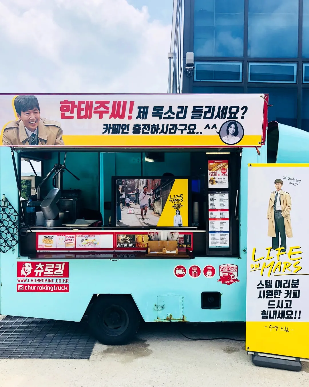 Sooyoung mengirim coffee truck ke lokasi syuting drama LIFE ON MARS yang dibintangi Jung Kyung Ho kekasihnya. © Instagra.com/hotsootuff