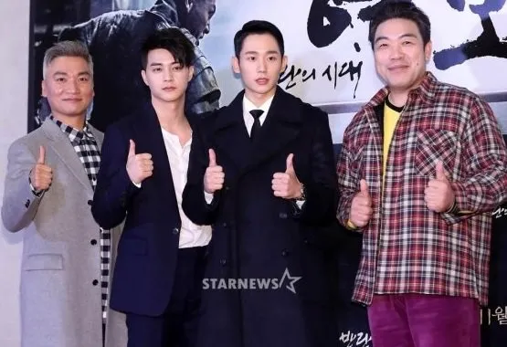 Jung Hae In (dua dari kanan) bersama lawan mainnya di THE AGE OF BLOOD saat premier film ini © StarNews