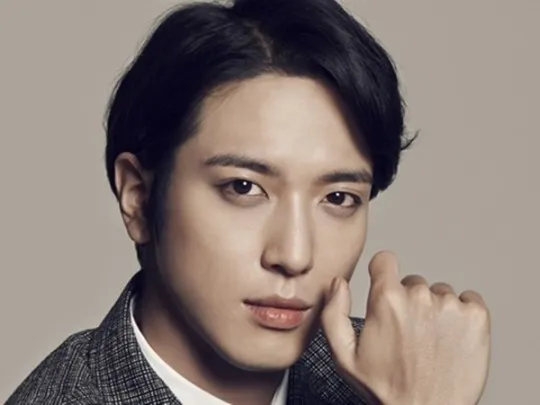 Rumah Jung Yong Hwa juga pernah 'disatroni' fans. © soompi.com