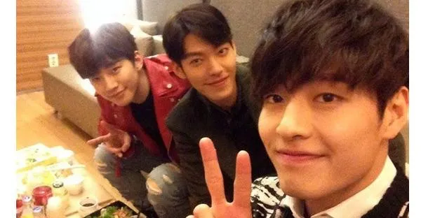 Junho 2PM, Kim Woo Bin, dan Kang Ha Neul selfie bareng © Next Ent