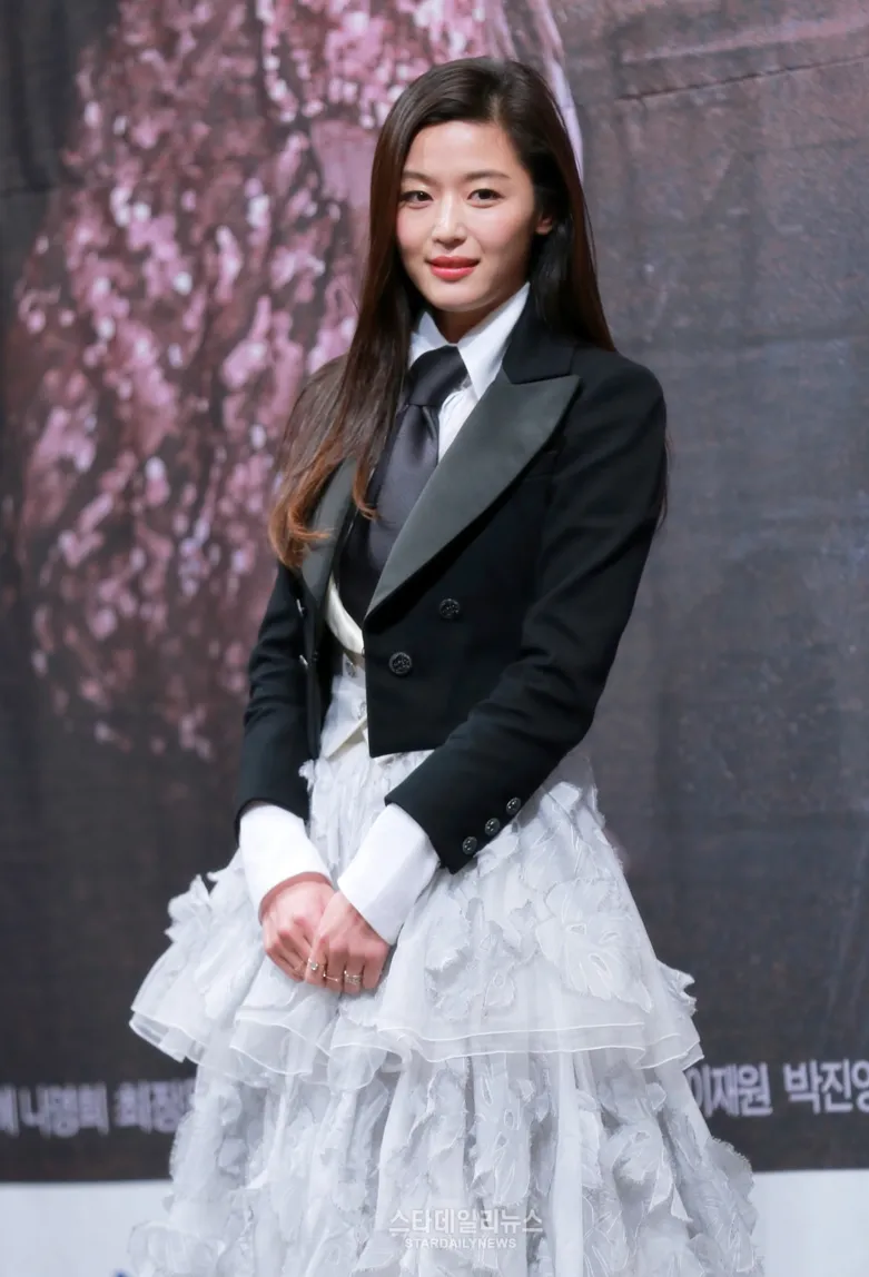 Jun Ji Hyun pastikan karakter Shim Chung tak akan sama dengan Chun Seong Yi. ©soompi.com