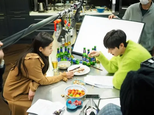 Foto candid Lee Min Ho dan Jun Ji Hyun syuting adegan mabuk. ©SBS