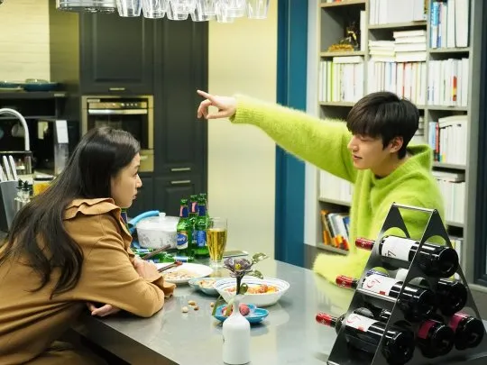 Saking lucunya, adegan mabuk Lee Min Ho dan Jun Ji Hyun sampai membuat kru tak berhenti ngakak. ©SBS