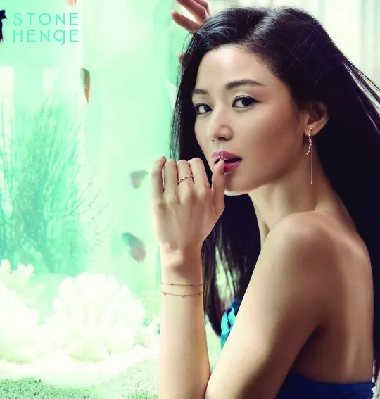 Jun Ji Hyun perlihatkan pundak dan punggung © Stonehenge
