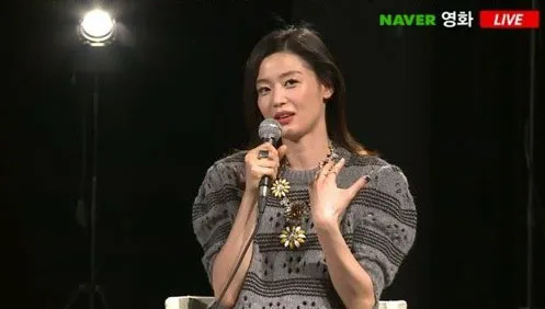 Jun Ji Hyun mengungkapkan makin enjoy menggunakan senapan. ©soompi.com