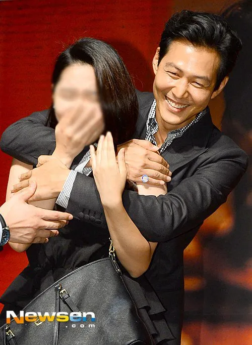 Lee Jung Jae buktikan janjinya untuk berikan pelukan gratis pada para penggemar. ©credit as tagged