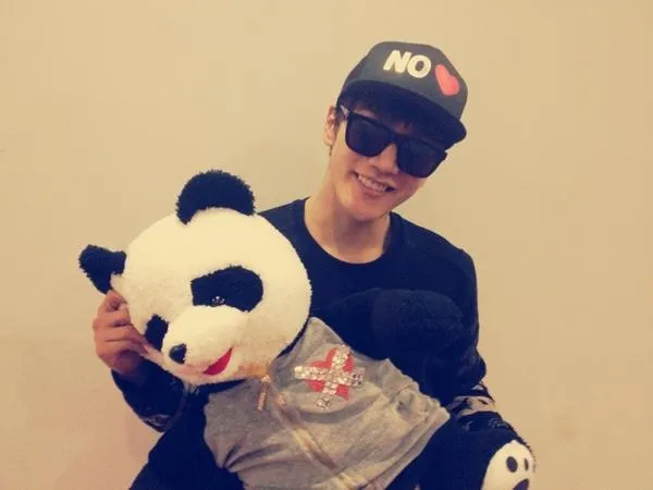 Jun.K memamerkan boneka panda pemberian fans ©allkpop.com