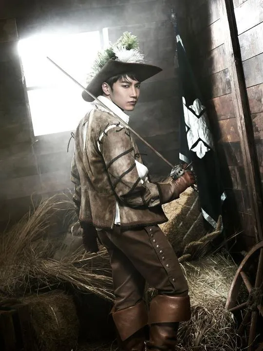 Jun.K 2PM sebagai sosok D'Artagnan bersama dengan Kyuhyun ©allkpop.com