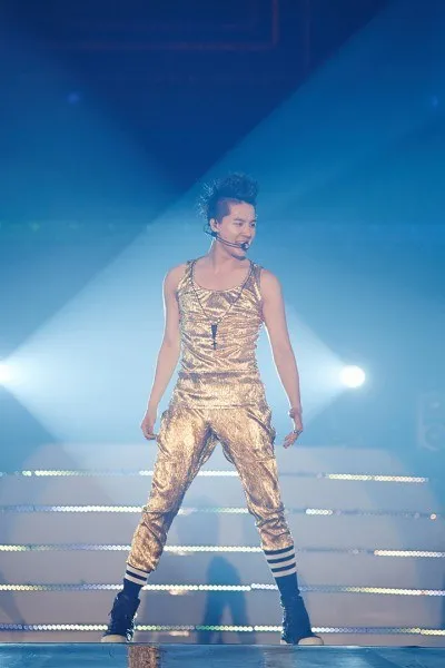 Junsu JYJ beraksi dalam konsernya ©soompi.com
