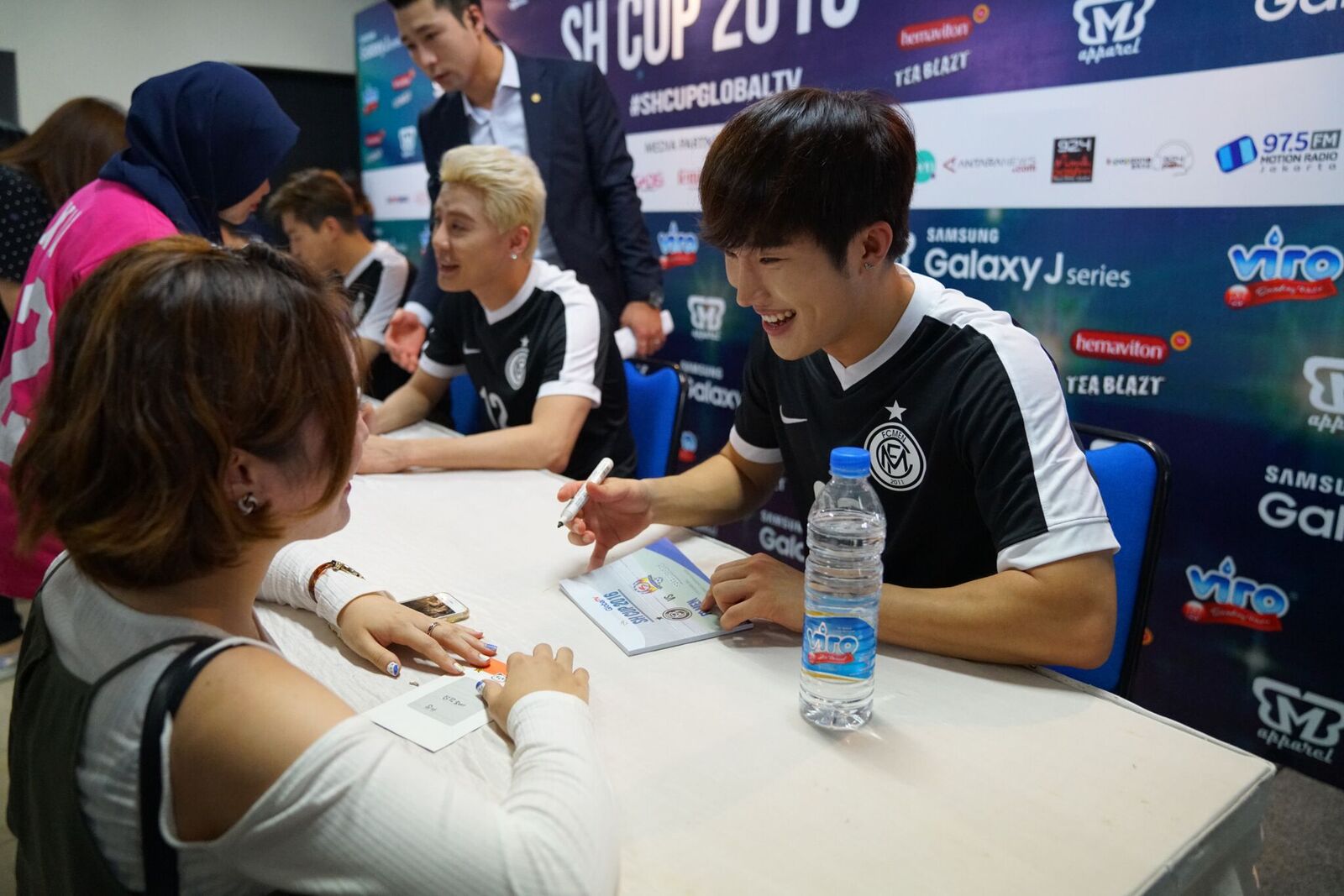 Sesi fan-signing oleh para pemain FC MEN, Junsu JYJ, Yoon Doo Joon, Gikwang, dan masih banyak lainnya. ©SH Entertainment