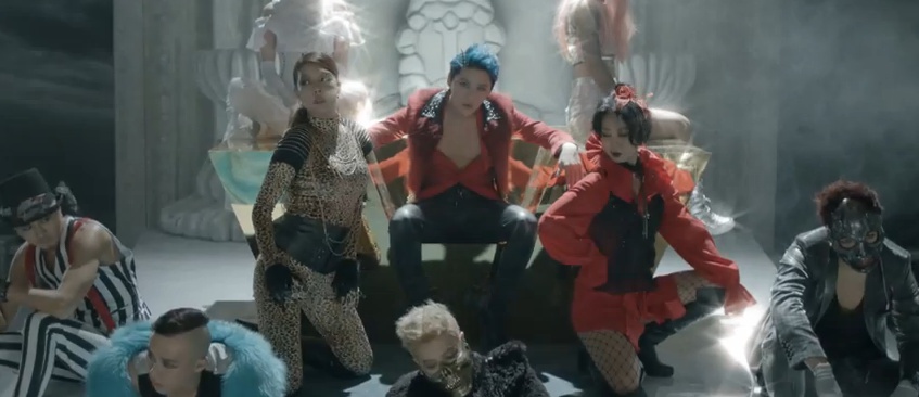 Junsu bagaikan seorang raja di MV Flower © YouTube