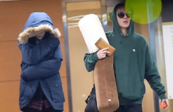 Junsu JYJ dan Hani EXID saat tertangkap kamera sedang bersama. ©dispatch.co.kr