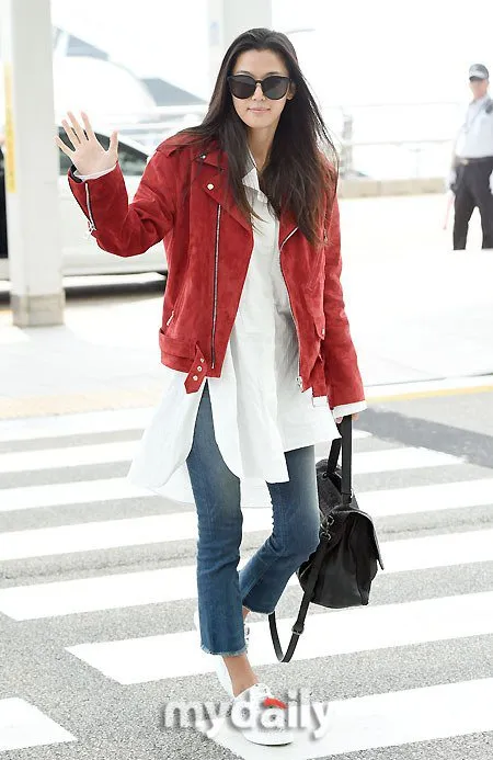 Airport fashion Jun Ji Hyun saat berada di bandara Incheon. ©My Daily