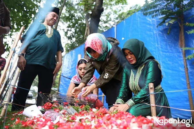 Suasana pemakaman Julia Perez (credit : KapanLagi.com)