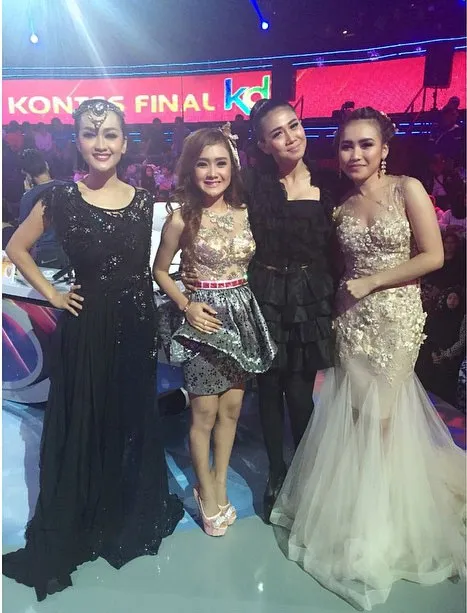 Foto para janda kembang, Jupe, Cita Citata, dan Ayu Ting Ting cantik badai. ©Instagram/Julia Perez