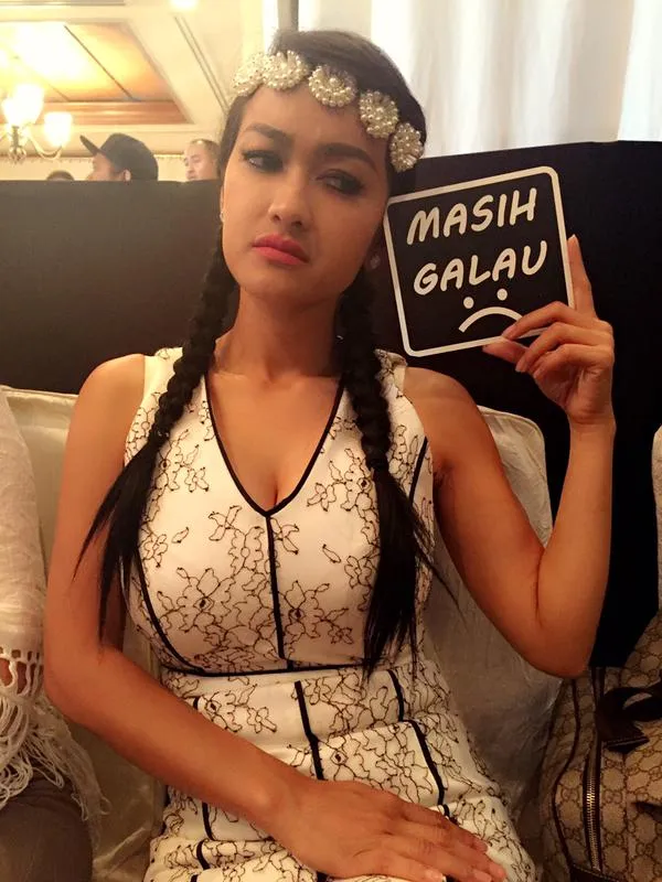 Masih Galau, selfie sedih Jupe di acara baby shower Raffi-Gigi/©twitter.com/juliaperrez