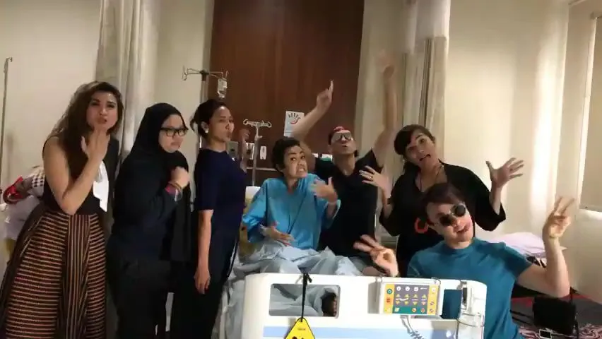 Julia Perez mendapat kunjungan dan dukungan dalam berbagai bentuk dari teman-temannya © instagram.com/juliaperrezz