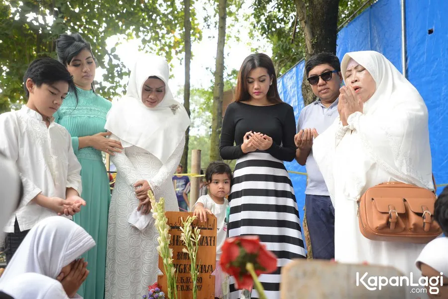 Sri Wulansih masih berduka dan tak percaya putrinya telah tiada © KapanLagi.com®/Bayu Herdianto