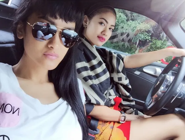 Jupe bersama 'supir'-nya / © Instagram
