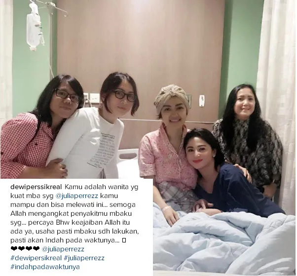 Dewi Perssik saat menjenguk Julia Perez di rumah sakit. ©Instagram/dewiperssikreal