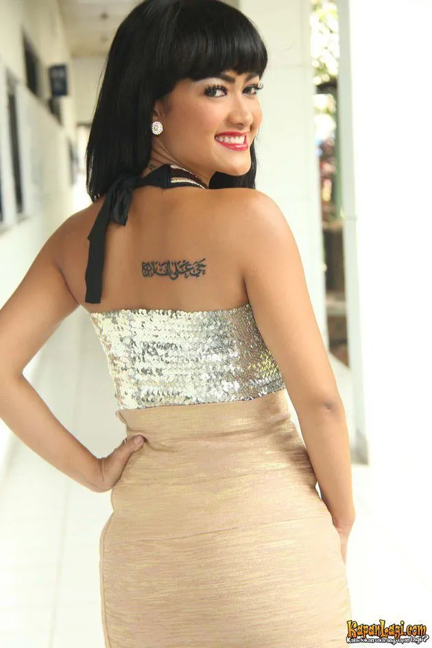Tato di punggung jadi sasaran pertama Julia Perez. ©KapanLagi.com®/Hendra Gunawan