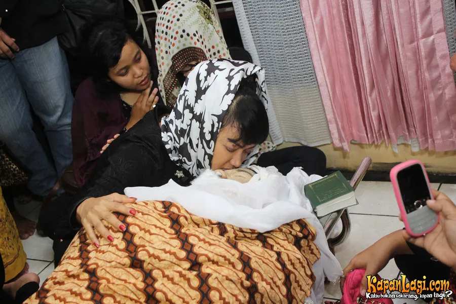 Julia Perez mencium jenazah sang ayah