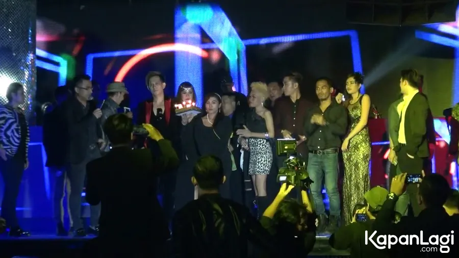 Suasana pesta ultah Jupiter saat bagi-bagi award © KapanLagi.com®/VJ Lolo