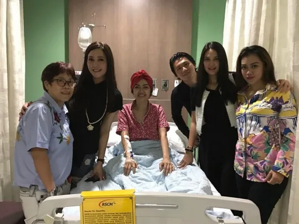 Banyak kawan selebriti yang menjenguk dan melihat kondisi Julia Perez. /©instagram.com/juliaperrezz