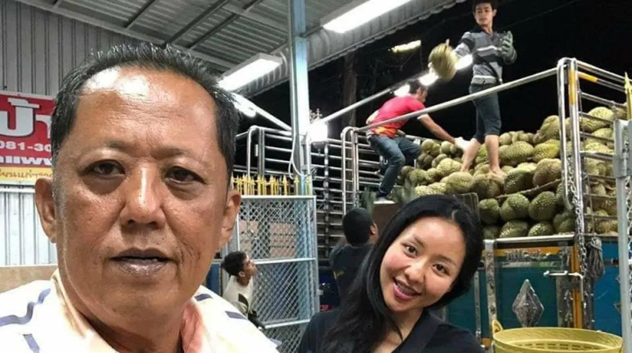 Juragan durian asal Thailand dan anaknya © Kwong Wah