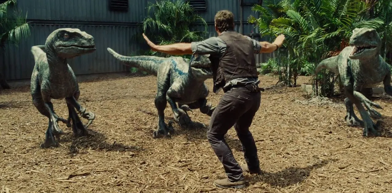 Pose Chris Pratt di JURASSIC WORLD yang banyak ditiru © Universal Pictures