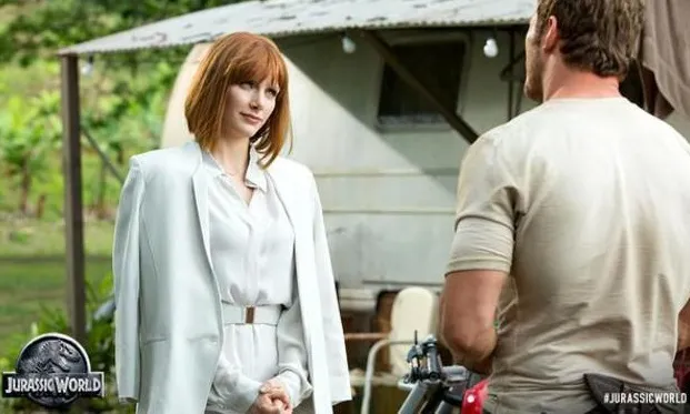 Claire (Bryce Dallas Howard) dan Owen (Chris Pratt) © Jurassic World official