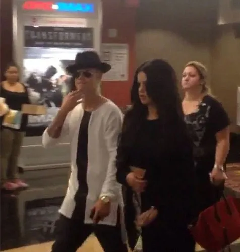 Justin - Selena kencan malam minggu di bioskop @ dailymail.co.uk