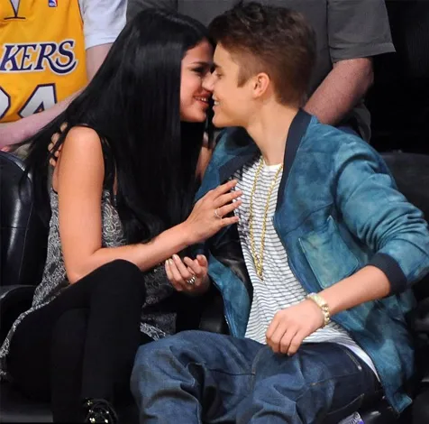 Justin - Selena super mesra! @ dailymail.co.uk/XPOSUREPHOTOS.com