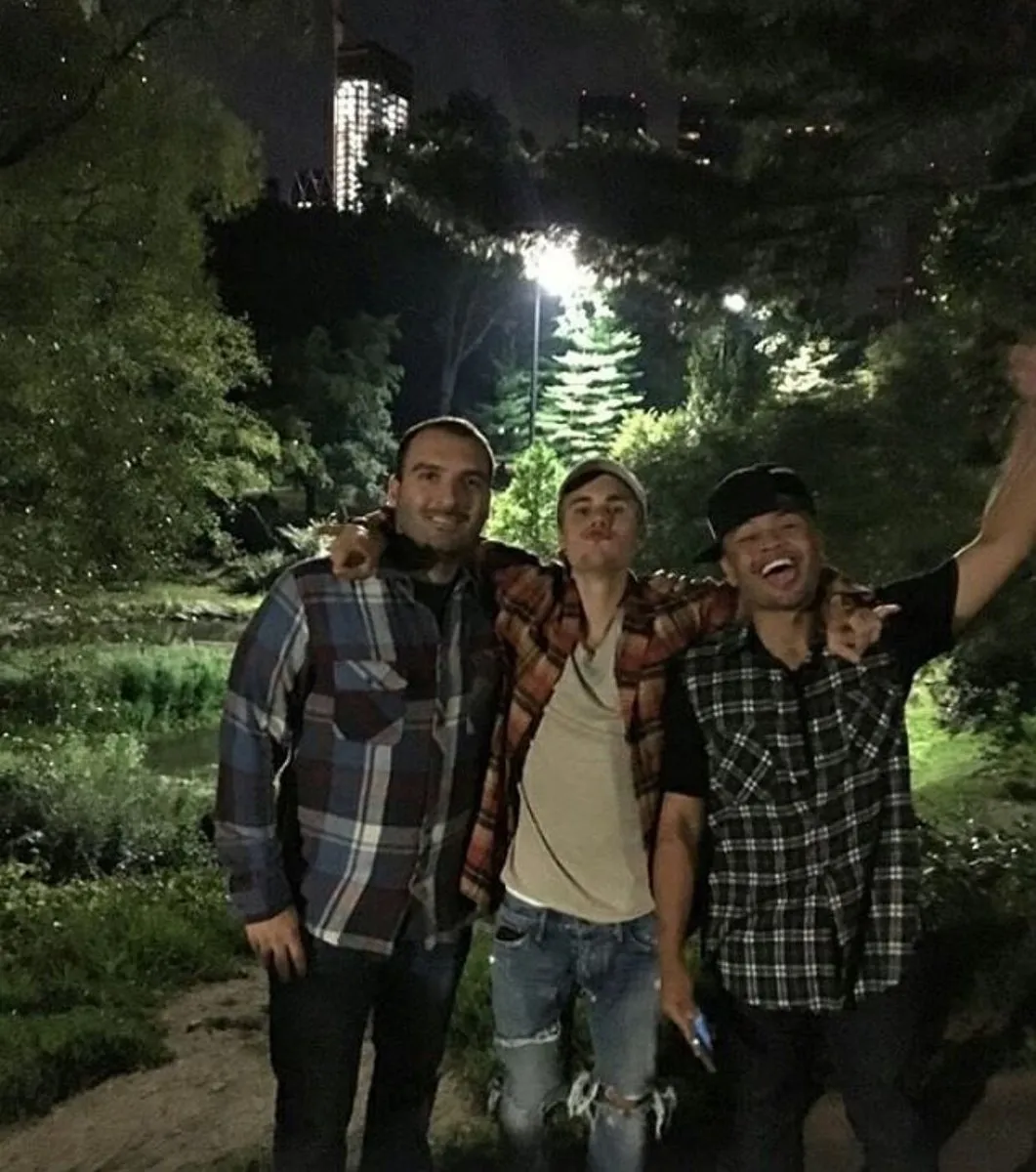 Tidak sendiri, Justin Bieber mengajak 2 temannya untuk berburu Pokemon di New York © twitter.com/AlfredoFlores