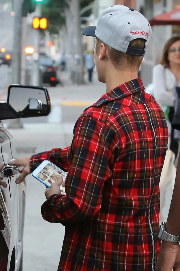 Coba perhatikan gambar lock screen pada handphone Justin Bieber © buzzfeed/SPOT/AKM-GSI