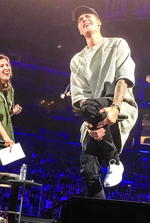 Justin Bieber alami kecelakaan kecil di panggung @ Hollywoodlife