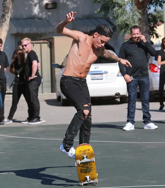 Aksi keren Justin Bieber saat main skateboard © Fameflynet
