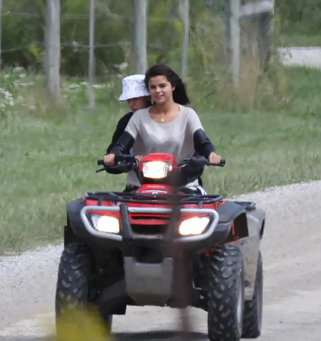 Potret mesra Justin dan Selena di atas ATV @ dailymail.co.uk