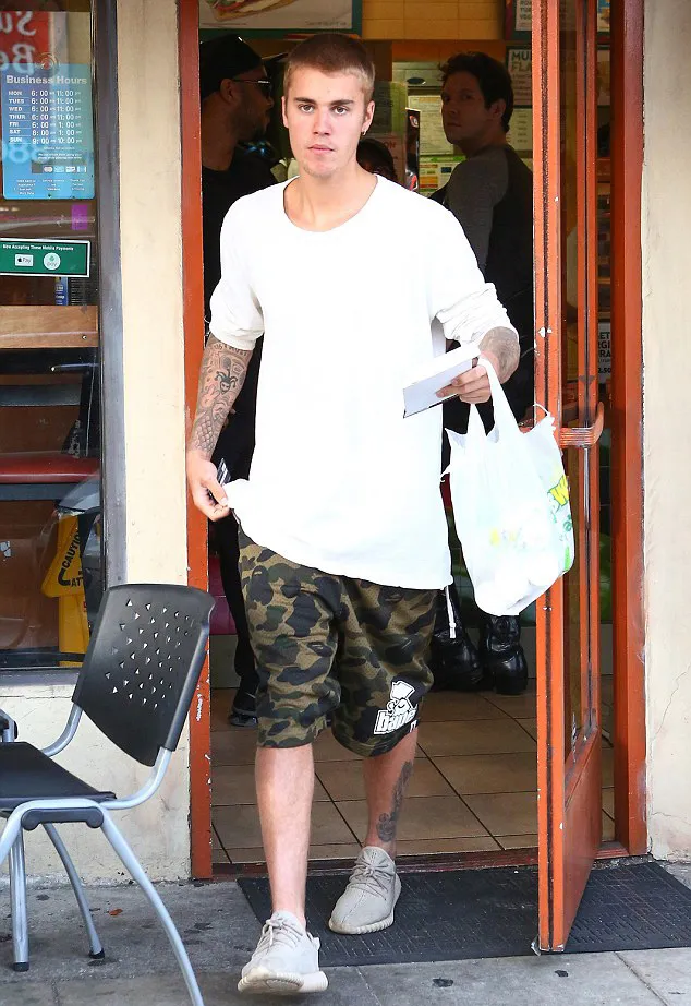 Justin keluar dari Subway usai ditraktir fans © dailymail.co.uk
