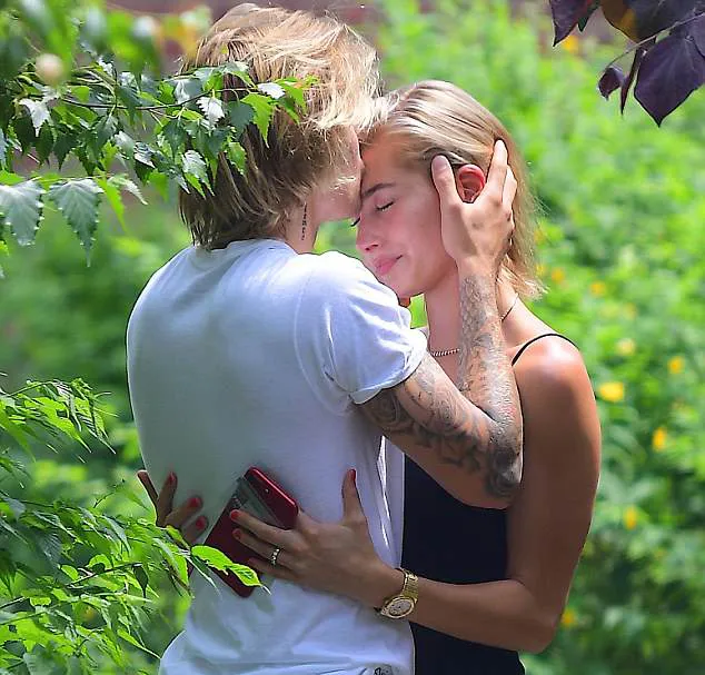 Justin peluk mesra dan cium kening Hailey © Splashnews/dailymail.co.uk